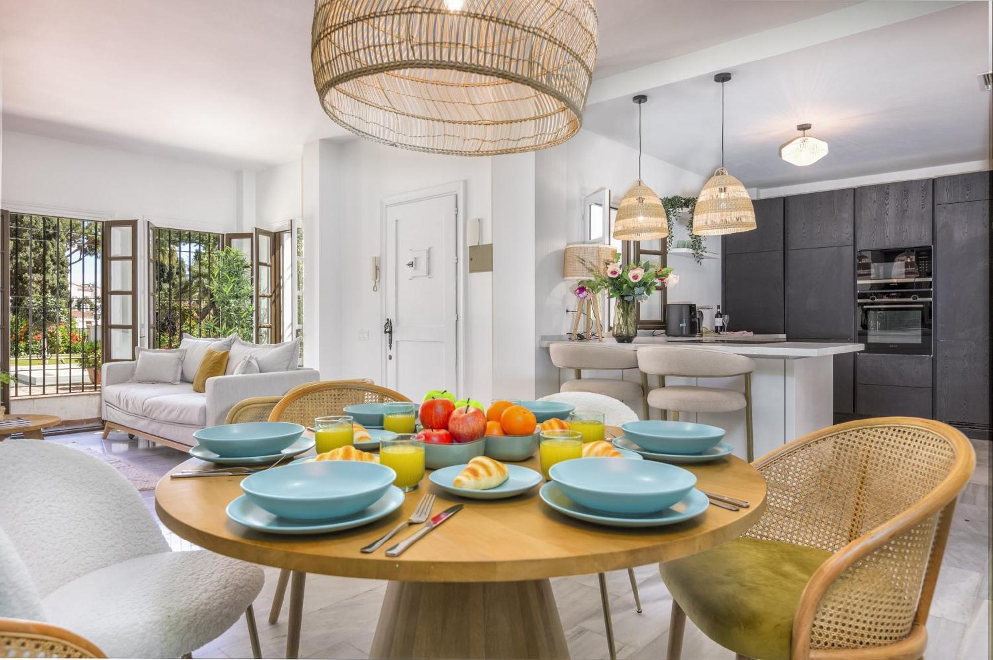 Vivi Homes - Casa Nobu Pool, Garden, Patio & Apartment